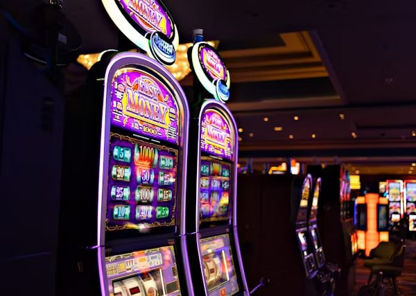 Meja Three Card Poker di oyo 88 menampilkan posisi pemain, dealer, dan area taruhan yang jelas